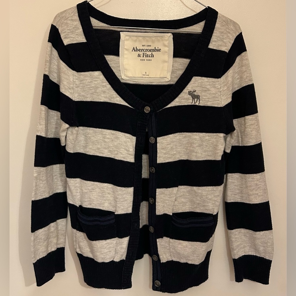 Classic gray & navy striped Abercrombie & Fitch short cardigan in great shape